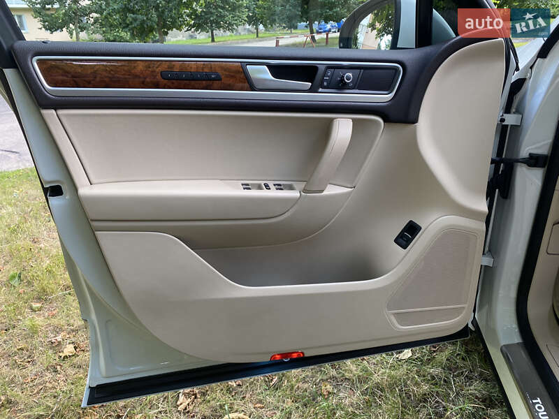 Внедорожник / Кроссовер Volkswagen Touareg 2013 в Умани