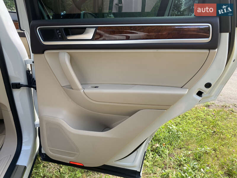 Внедорожник / Кроссовер Volkswagen Touareg 2013 в Умани