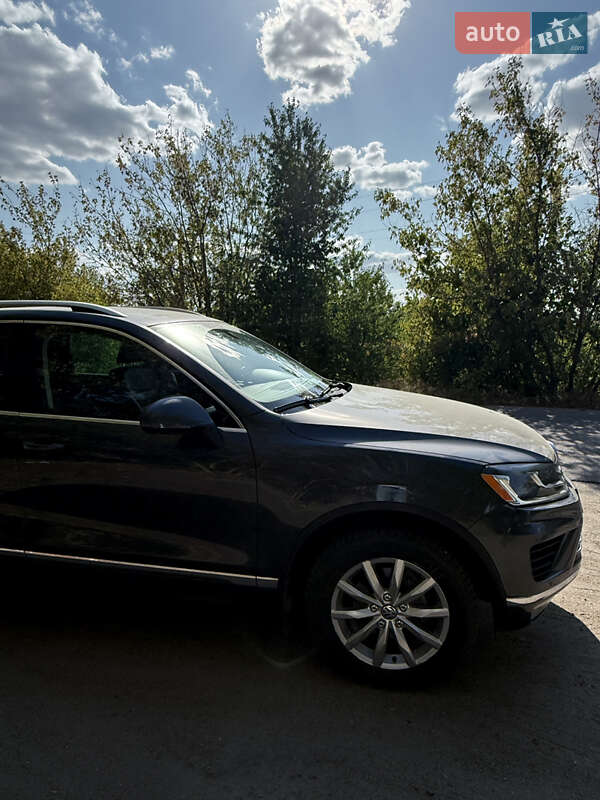 Внедорожник / Кроссовер Volkswagen Touareg 2015 в Кропивницком