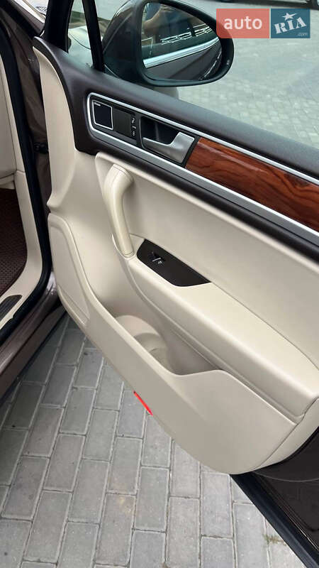 Внедорожник / Кроссовер Volkswagen Touareg 2010 в Новоселице
