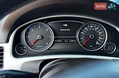 Внедорожник / Кроссовер Volkswagen Touareg 2012 в Надворной