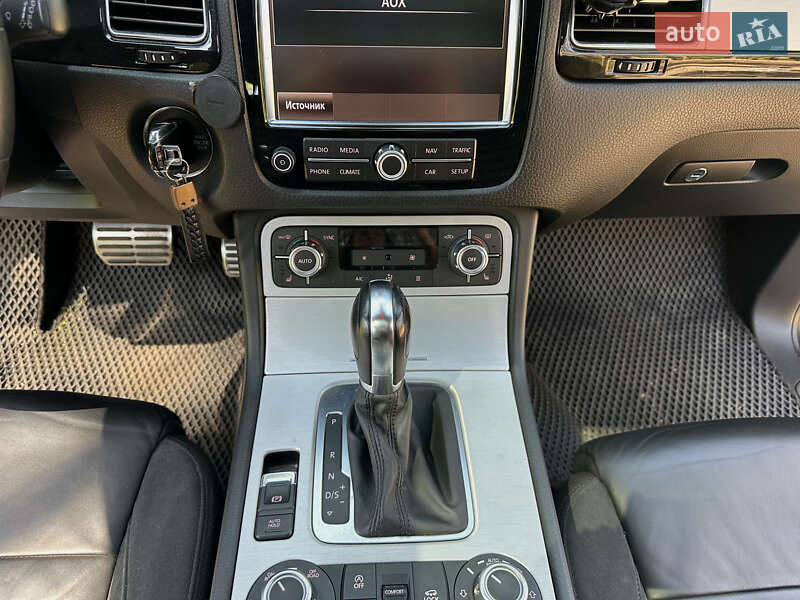 Внедорожник / Кроссовер Volkswagen Touareg 2013 в Кривом Роге