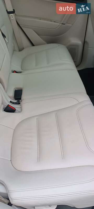 Внедорожник / Кроссовер Volkswagen Touareg 2015 в Днепре