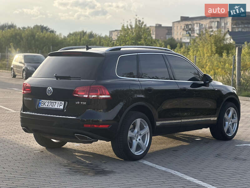 Внедорожник / Кроссовер Volkswagen Touareg 2014 в Дубно