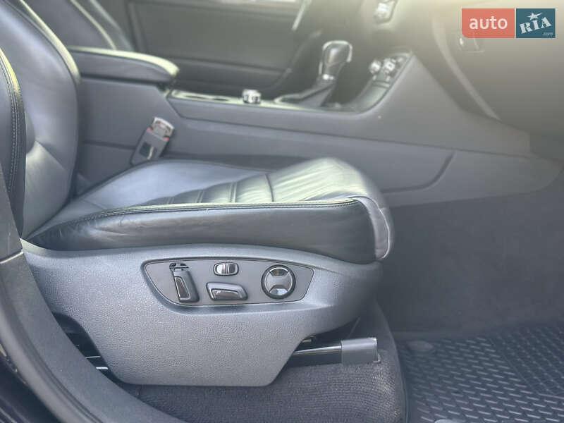 Внедорожник / Кроссовер Volkswagen Touareg 2014 в Дубно