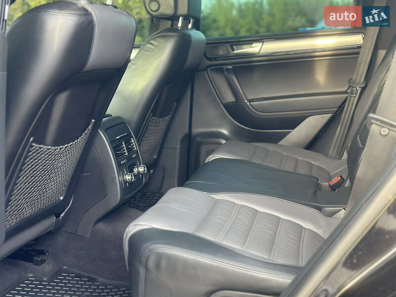 Внедорожник / Кроссовер Volkswagen Touareg 2014 в Дубно