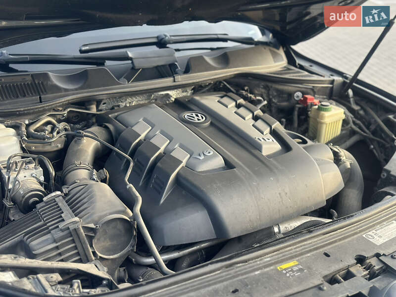 Внедорожник / Кроссовер Volkswagen Touareg 2014 в Дубно