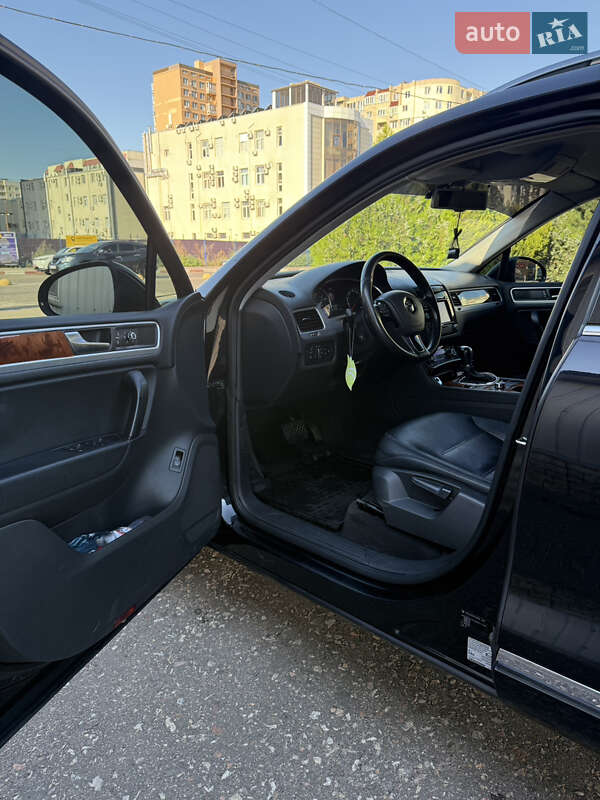 Внедорожник / Кроссовер Volkswagen Touareg 2012 в Одессе