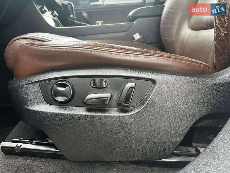 Внедорожник / Кроссовер Volkswagen Touareg 2014 в Черкассах