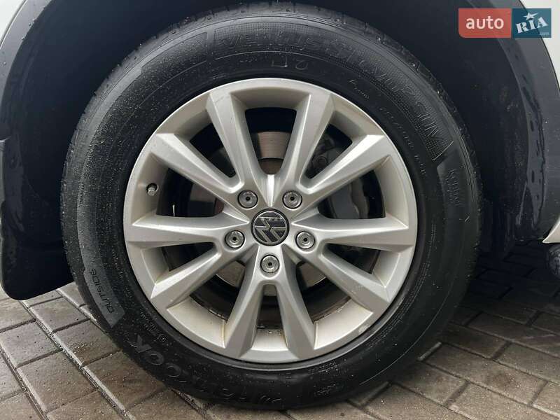 Внедорожник / Кроссовер Volkswagen Touareg 2014 в Черкассах