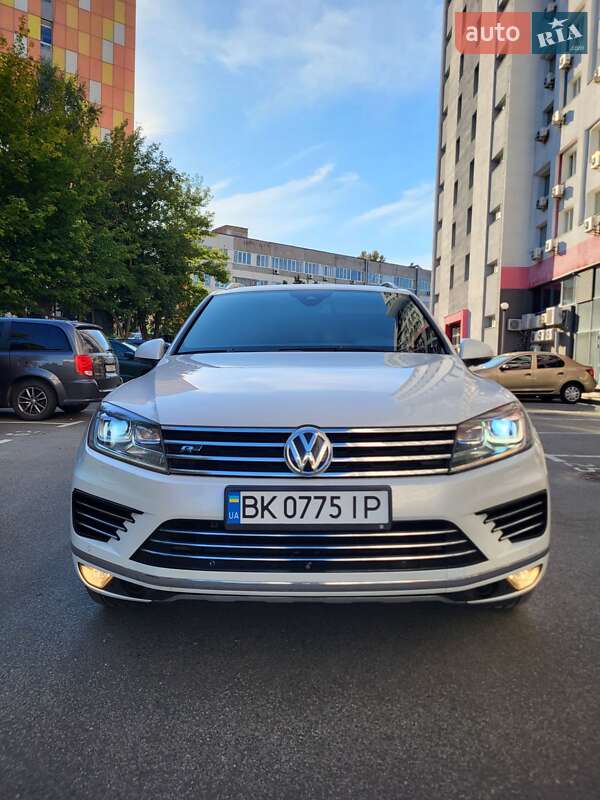 Внедорожник / Кроссовер Volkswagen Touareg 2015 в Херсоне