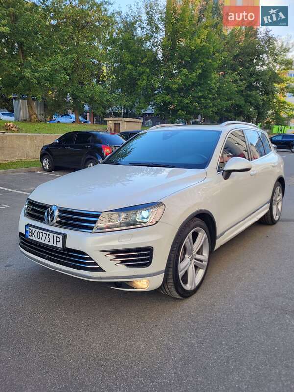 Внедорожник / Кроссовер Volkswagen Touareg 2015 в Херсоне