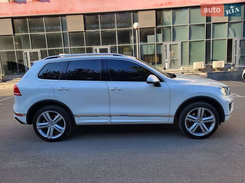 Внедорожник / Кроссовер Volkswagen Touareg 2015 в Херсоне