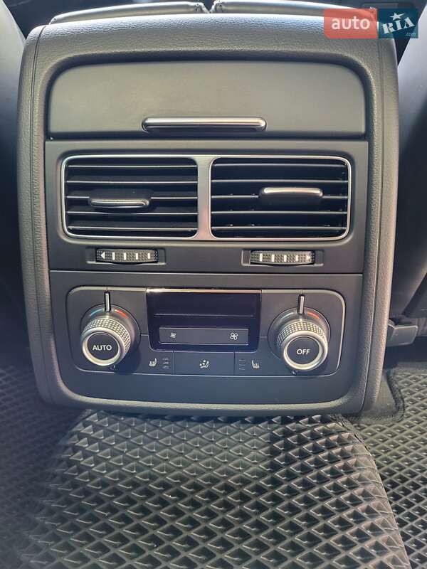 Внедорожник / Кроссовер Volkswagen Touareg 2015 в Херсоне