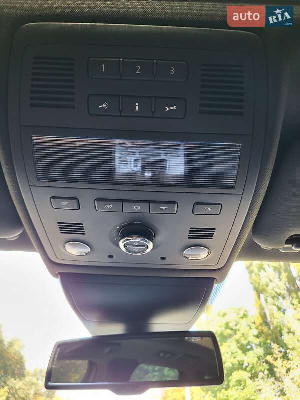 Внедорожник / Кроссовер Volkswagen Touareg 2015 в Херсоне