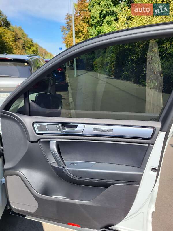 Внедорожник / Кроссовер Volkswagen Touareg 2015 в Херсоне