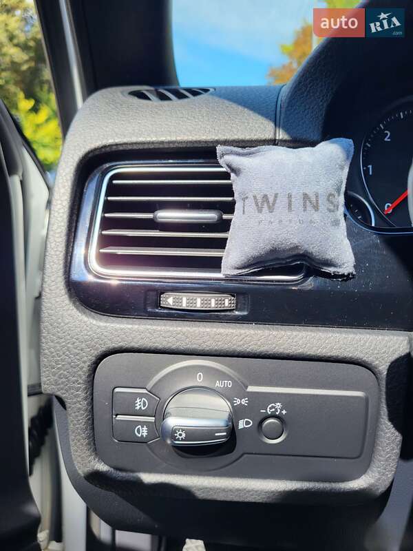 Внедорожник / Кроссовер Volkswagen Touareg 2015 в Херсоне