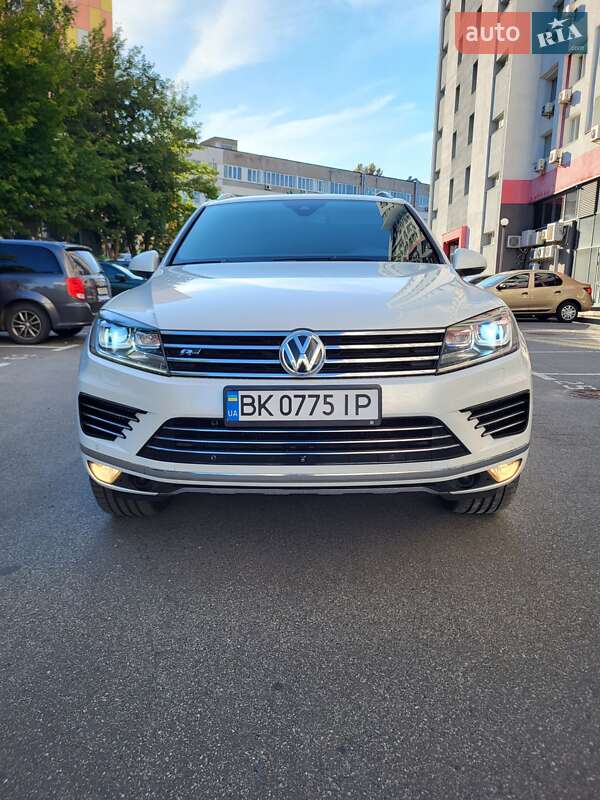 Внедорожник / Кроссовер Volkswagen Touareg 2015 в Херсоне