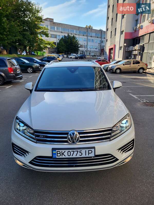 Внедорожник / Кроссовер Volkswagen Touareg 2015 в Херсоне