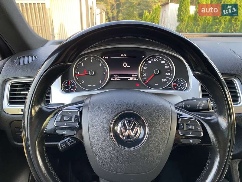 Позашляховик / Кросовер Volkswagen Touareg 2015 в Яворові