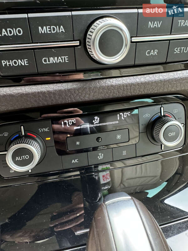 Внедорожник / Кроссовер Volkswagen Touareg 2015 в Волочиске