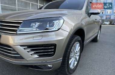 Внедорожник / Кроссовер Volkswagen Touareg 2015 в Киеве