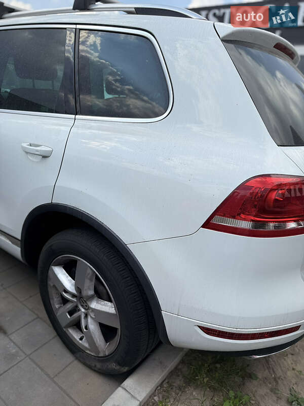 Внедорожник / Кроссовер Volkswagen Touareg 2014 в Киеве