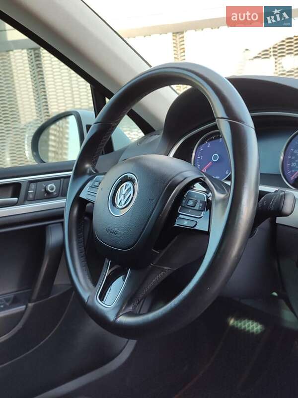 Внедорожник / Кроссовер Volkswagen Touareg 2015 в Киеве фото 15 Внедорожник / Кроссовер Volkswagen Touareg 2015 в Киеве
