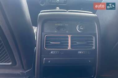 Внедорожник / Кроссовер Volkswagen Touareg 2012 в 