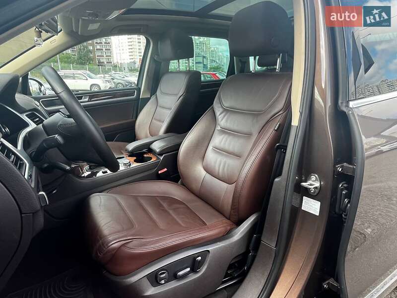 Внедорожник / Кроссовер Volkswagen Touareg 2011 в Киеве