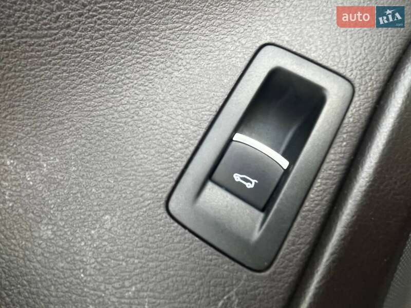Внедорожник / Кроссовер Volkswagen Touareg 2011 в Киеве