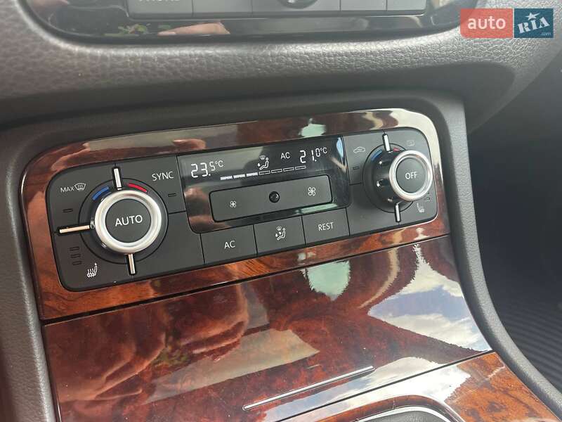Внедорожник / Кроссовер Volkswagen Touareg 2011 в Киеве