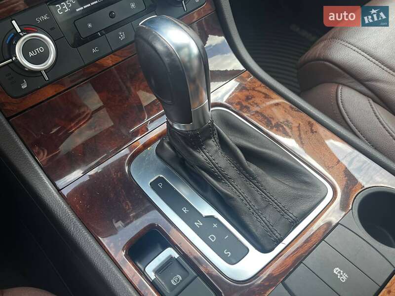 Внедорожник / Кроссовер Volkswagen Touareg 2011 в Киеве