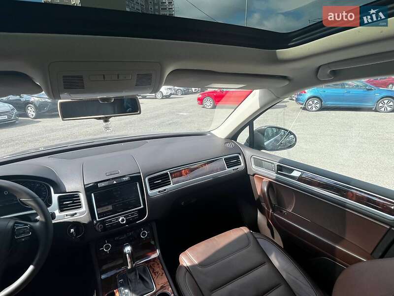 Внедорожник / Кроссовер Volkswagen Touareg 2011 в Киеве
