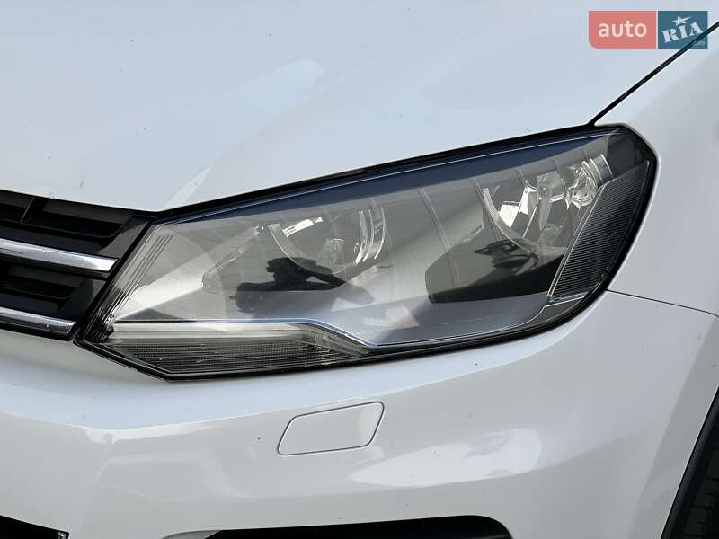 Внедорожник / Кроссовер Volkswagen Touareg 2013 в Киеве