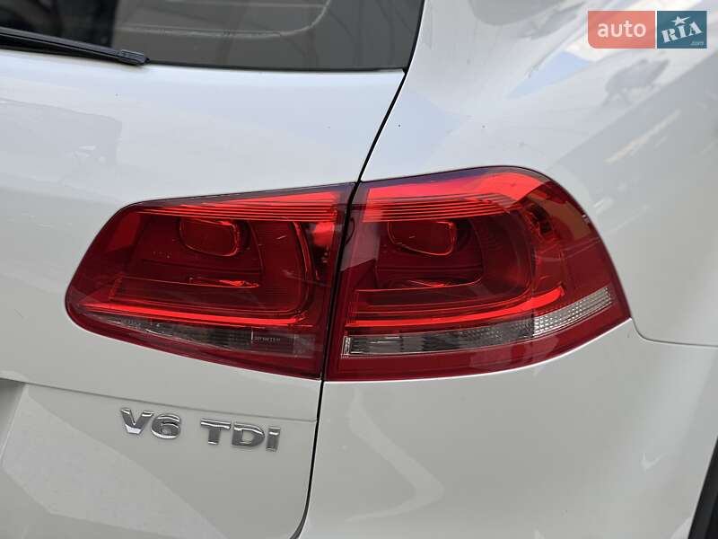 Внедорожник / Кроссовер Volkswagen Touareg 2013 в Киеве