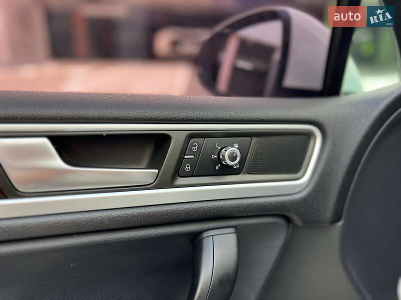 Внедорожник / Кроссовер Volkswagen Touareg 2013 в Киеве