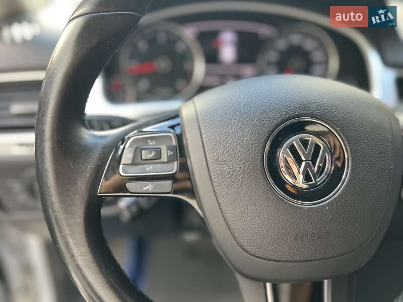 Внедорожник / Кроссовер Volkswagen Touareg 2013 в Киеве