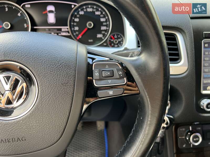 Внедорожник / Кроссовер Volkswagen Touareg 2013 в Киеве