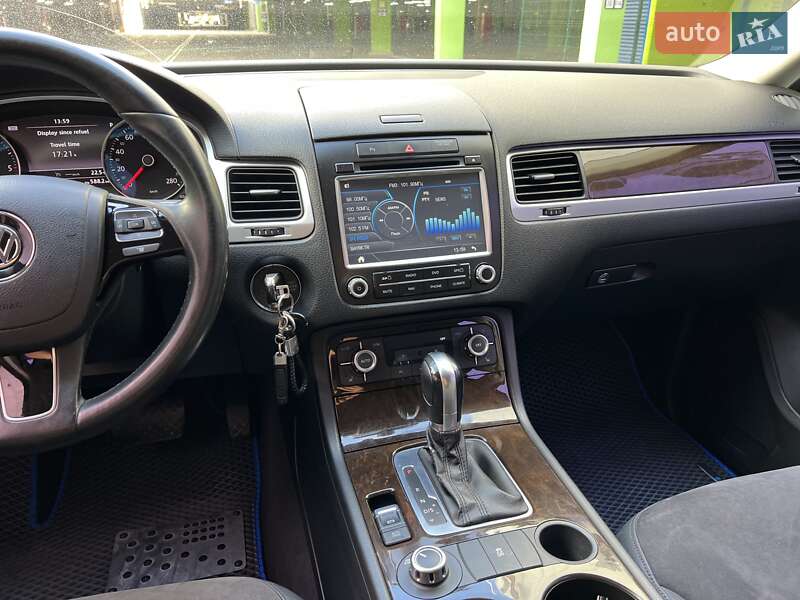 Внедорожник / Кроссовер Volkswagen Touareg 2013 в Киеве