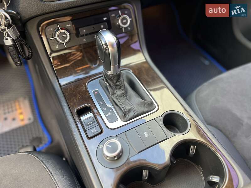 Внедорожник / Кроссовер Volkswagen Touareg 2013 в Киеве