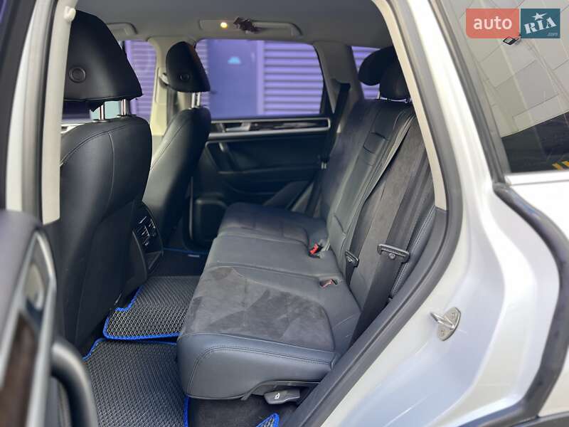 Внедорожник / Кроссовер Volkswagen Touareg 2013 в Киеве