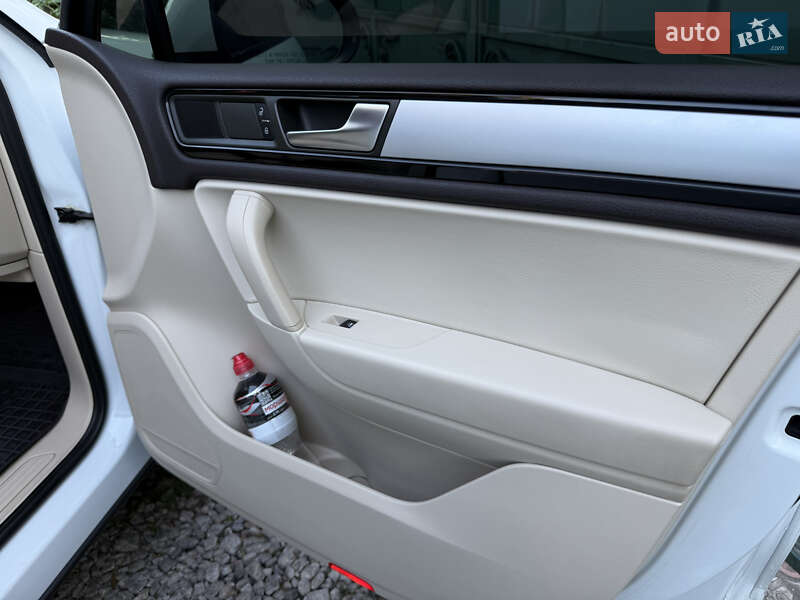 Внедорожник / Кроссовер Volkswagen Touareg 2011 в Днепре