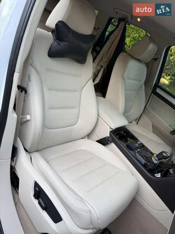 Внедорожник / Кроссовер Volkswagen Touareg 2011 в Днепре