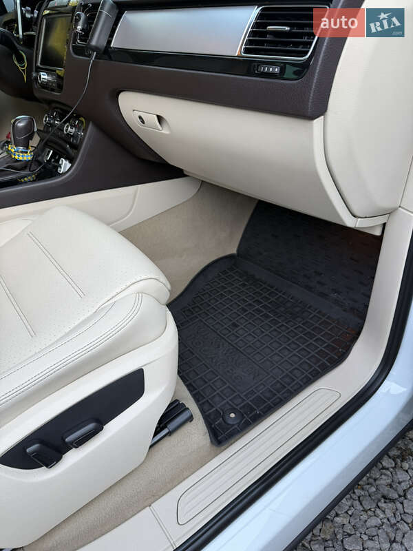 Внедорожник / Кроссовер Volkswagen Touareg 2011 в Днепре