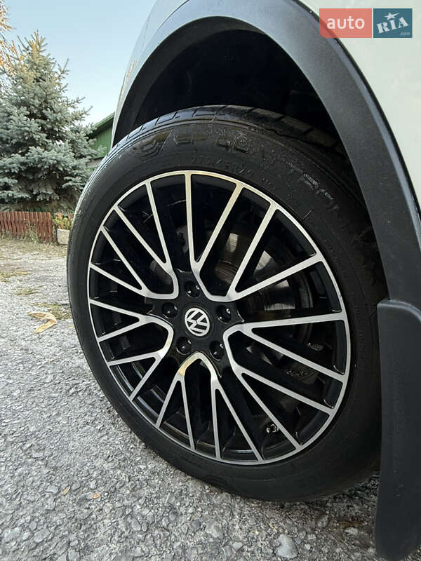 Внедорожник / Кроссовер Volkswagen Touareg 2011 в Днепре