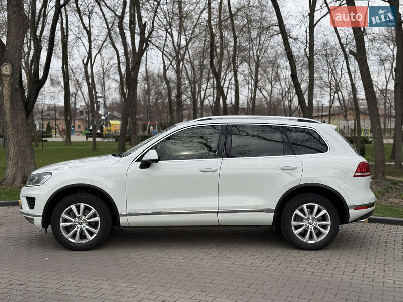 Внедорожник / Кроссовер Volkswagen Touareg 2015 в Александрие