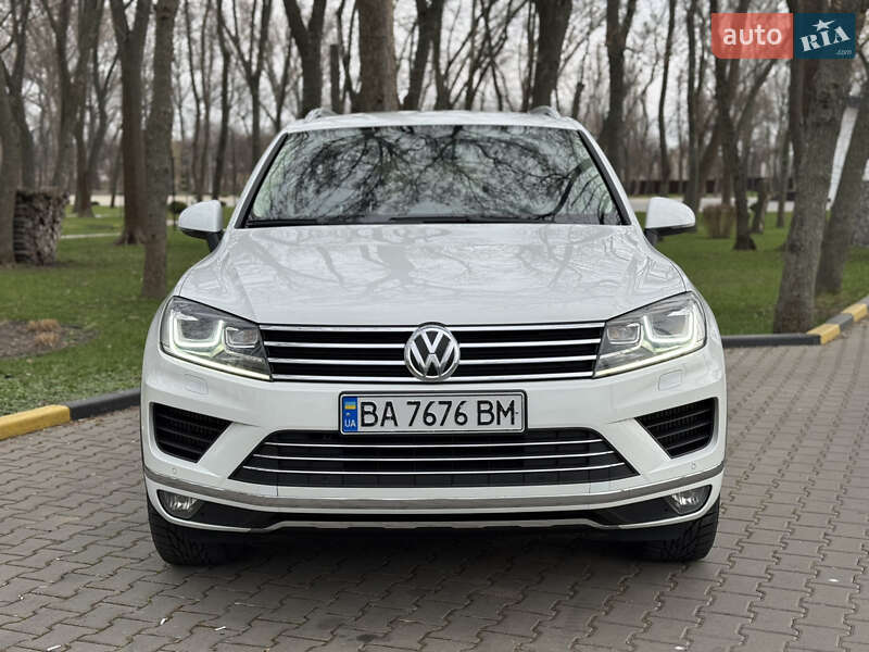 Внедорожник / Кроссовер Volkswagen Touareg 2015 в Александрие