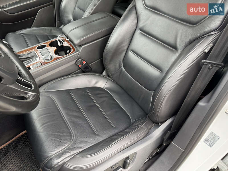 Внедорожник / Кроссовер Volkswagen Touareg 2015 в Александрие