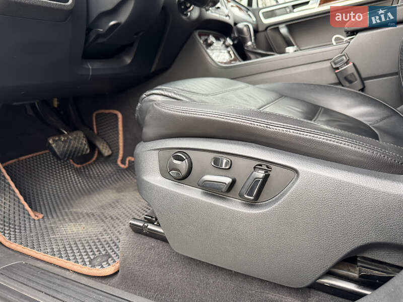 Внедорожник / Кроссовер Volkswagen Touareg 2015 в Александрие